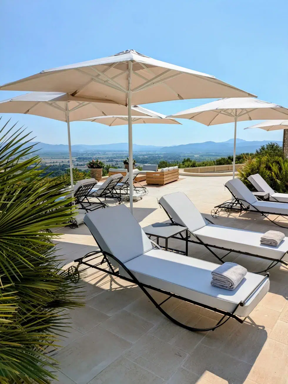 Piscine et transats du Domaine Jourdan - lieu de luxe